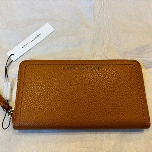 Marc Jacobs The Groove Wristlet Wallet - NWT - Smoked Almond